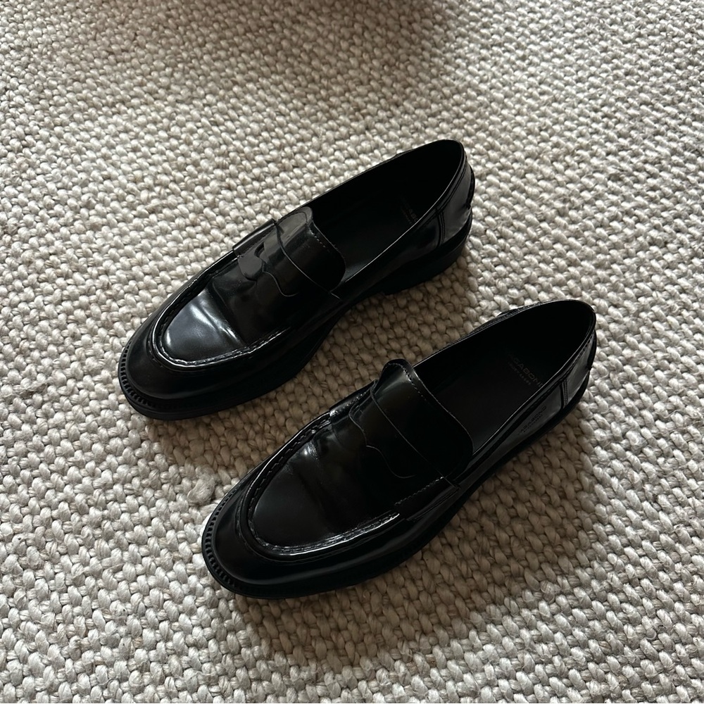 LIKE NEW Vagabond Alex Classic Black Loafers